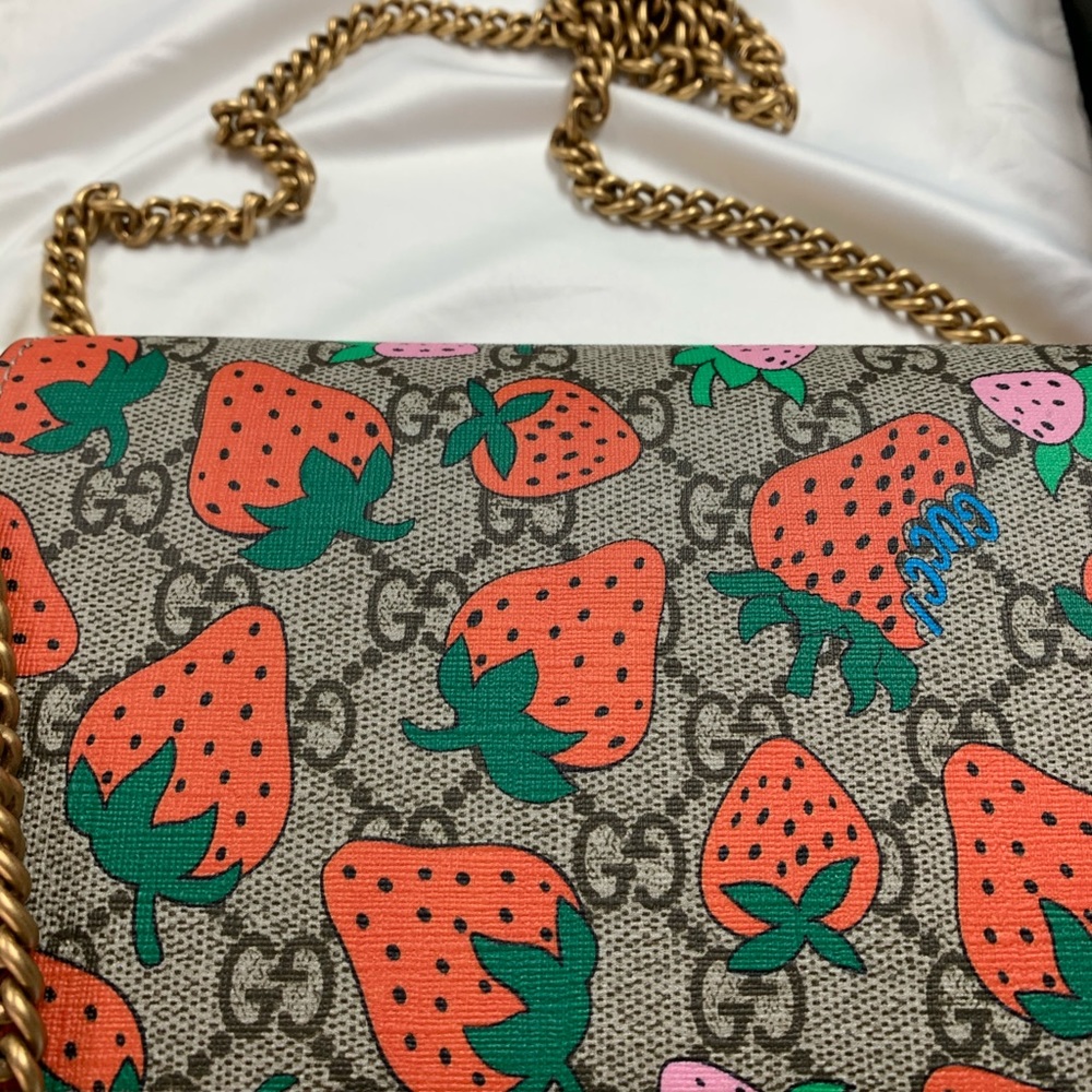 Gucci Wallet on a chain - Picture 3 of 6
